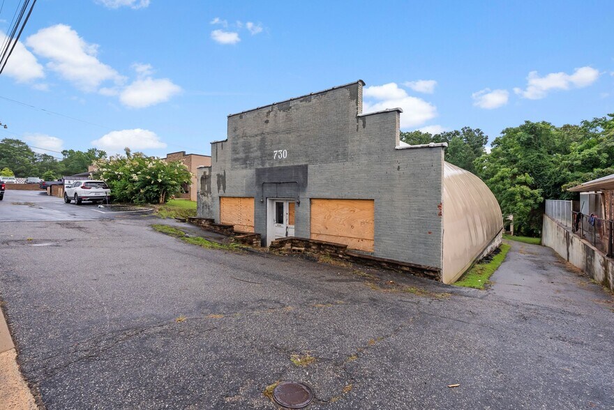 More Photos Of 730 Wade Hampton Blvd, Greenville Freestanding For Sale