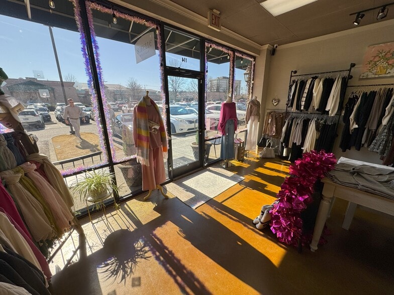 More Photos Of 6300 Poplar Ave, Memphis Storefront For Lease