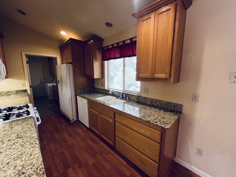 More Photos Of 5109 Smith Rd, Mariposa Office For Sale