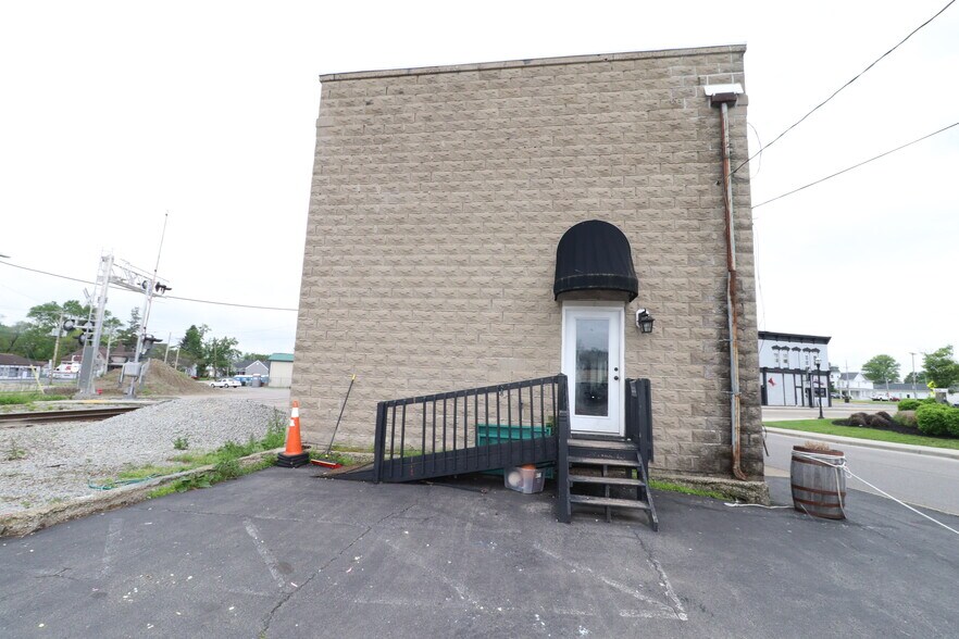 More Photos Of 139 S Broadway St, Blanchester Storefront Retail Residential For Sale