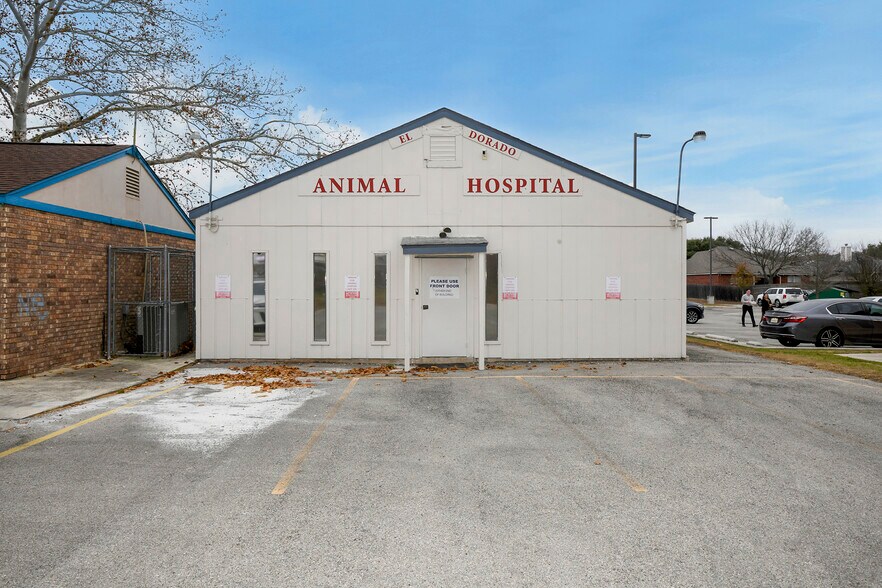 More Photos Of 13039 Nacogdoches Rd, San Antonio Veterinarian Kennel For Sale