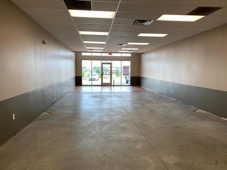 More Photos Of 1151 Oldham Pky, Lee's Summit General Retail For Sale