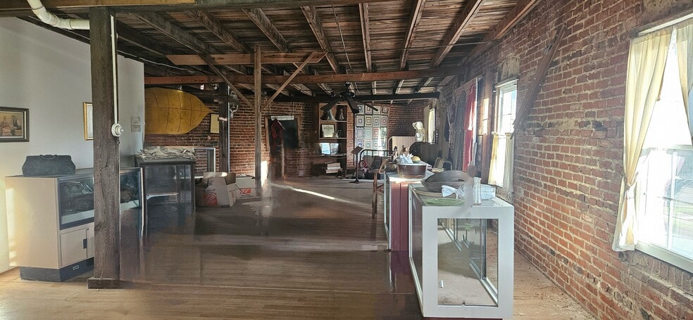 More Photos Of 306 W Main St, South Hill Flex For Lease