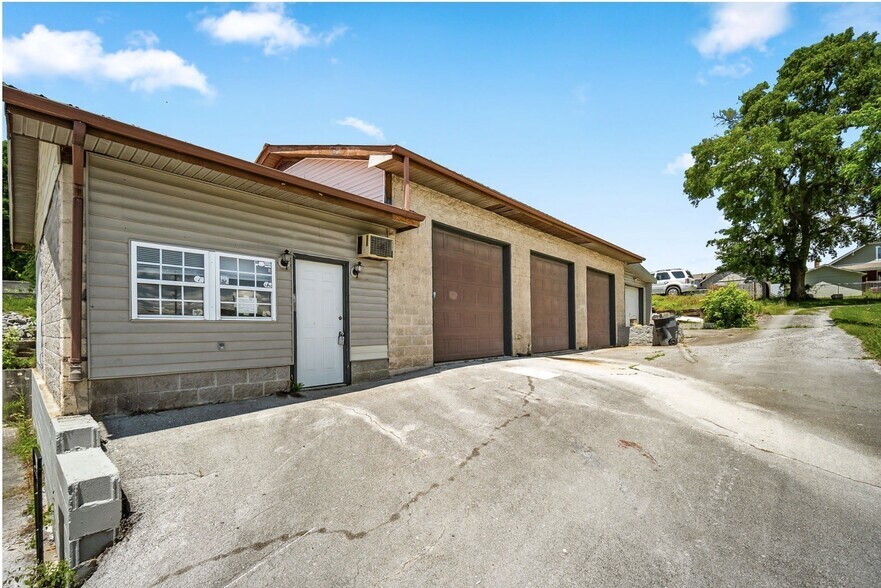 Primary Photo Of 119 Walling St, McMinnville Light Distribution For Sale