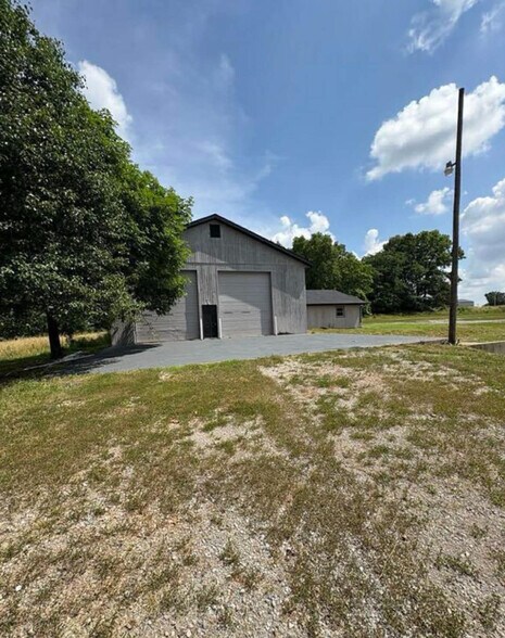 More Photos Of 7837 IL-37, Benton Light Distribution For Sale