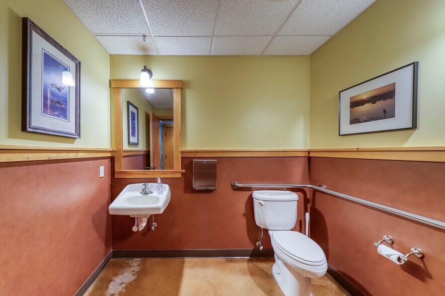 More Photos Of 818 Madison Ave N, Bainbridge Island Office For Sale