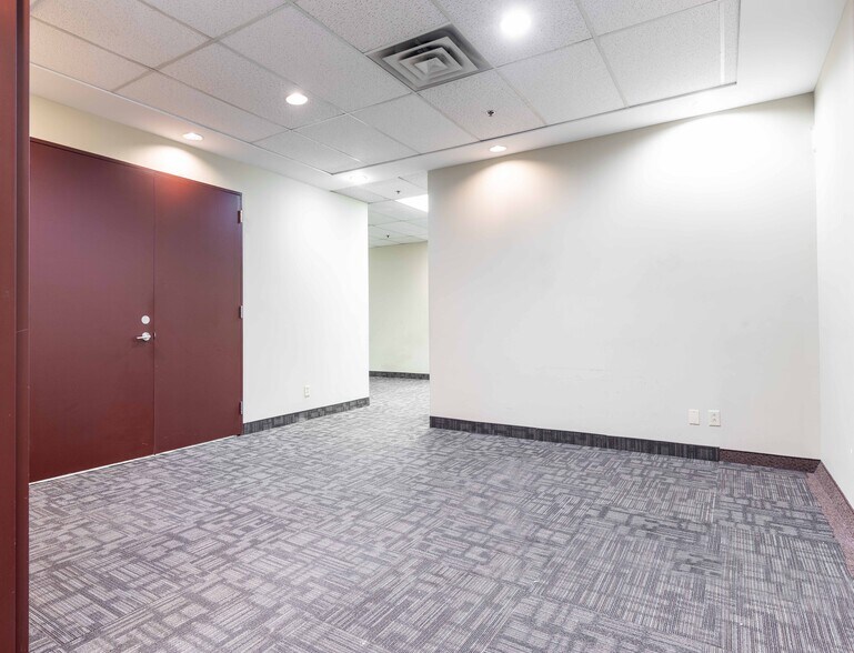 More Photos Of 4848-4868 Ch Bois-Franc, Montréal Flex For Lease