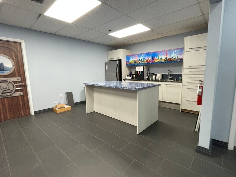 More Photos Of 3413 SW 14th St, Deerfield Beach Warehouse For Lease