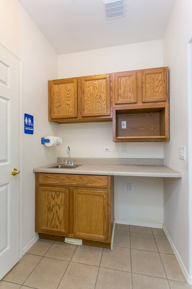 More Photos Of 6503 W Okanogan Ave, Kennewick Warehouse For Lease
