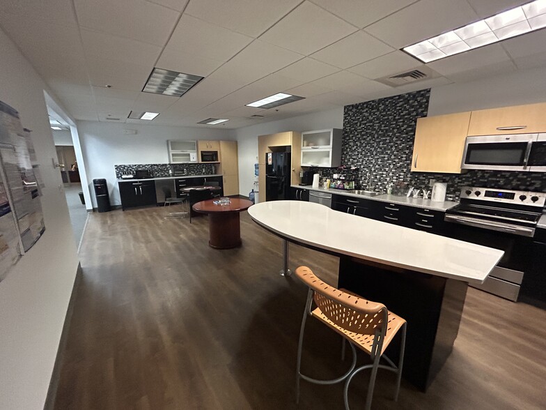 More Photos Of 290 Vanderbilt Ave, Norwood Research And Development For Lease