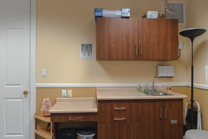 More Photos Of 182-186 W Montauk Hwy, Hampton Bays Medical For Lease