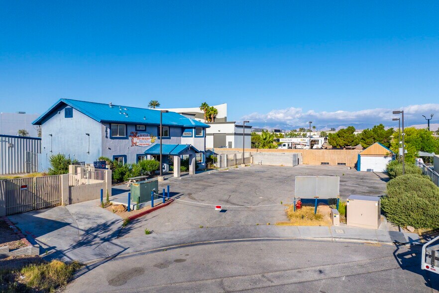 More Photos Of 2675 W Arby, Las Vegas Veterinarian Kennel For Sale
