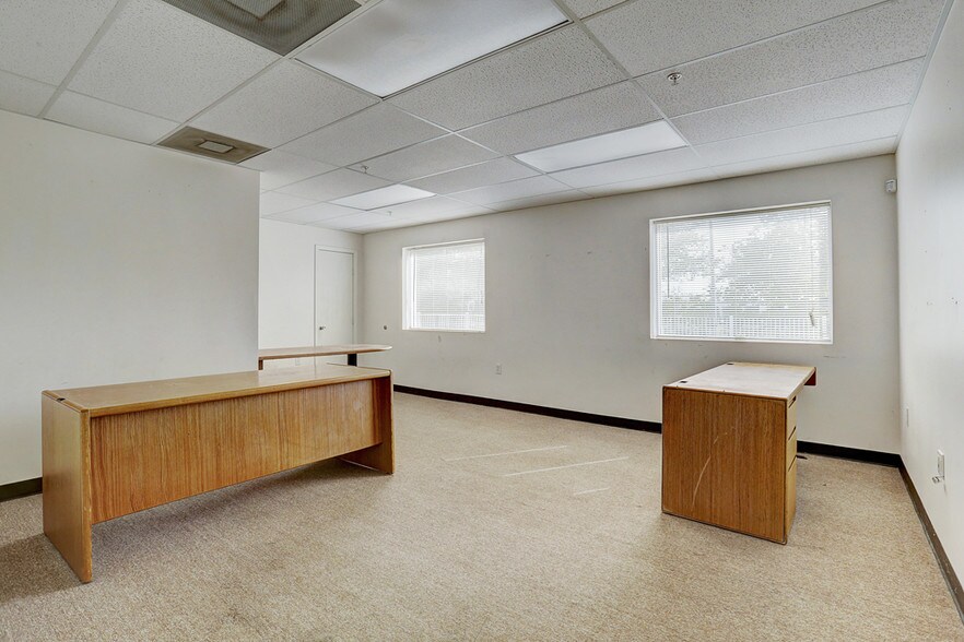 More Photos Of 10350 Fountaingate Dr, Stafford Warehouse For Lease