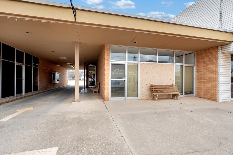 Primary Photo Of 308-310 S Main St, Lindsay Office For Sale