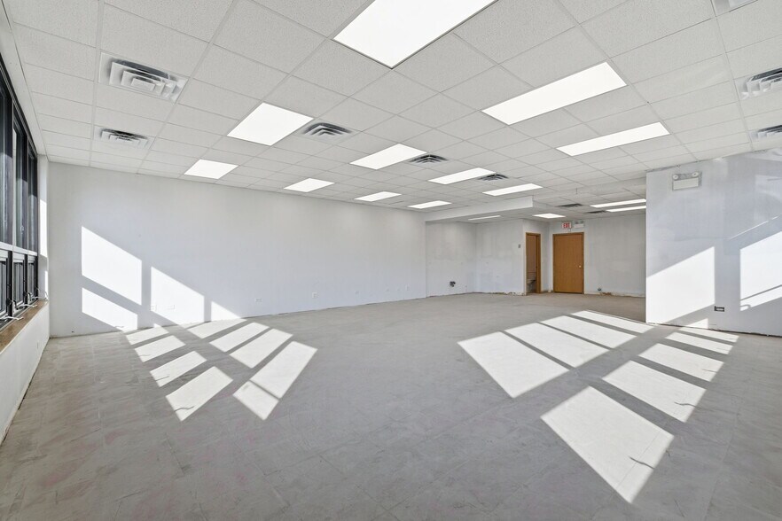 More Photos Of 6301 N Northwest Hwy, Chicago Storefront Retail Residential For Lease