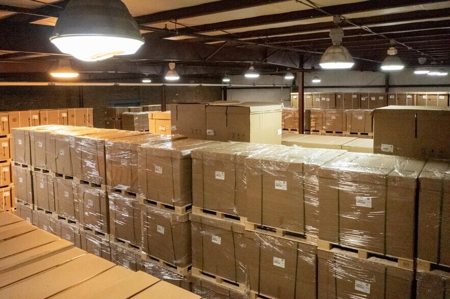 More Photos Of 200 Universal Dr, Centerville Distribution For Lease