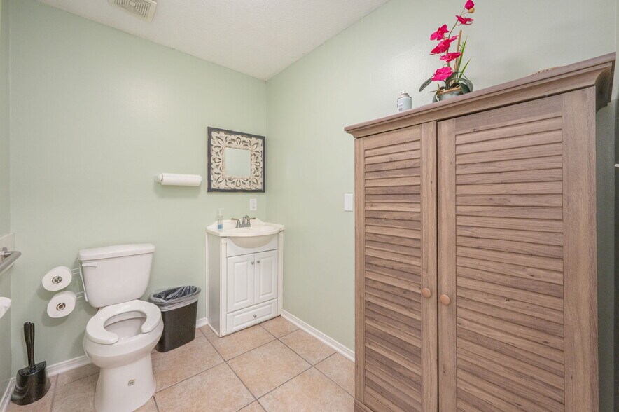 More Photos Of 1078 S Ferdon Blvd, Crestview Medical For Sale