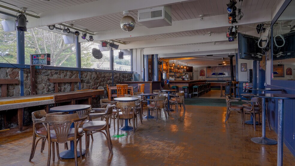More Photos Of 7377 Redwood Blvd, Novato Bar For Lease