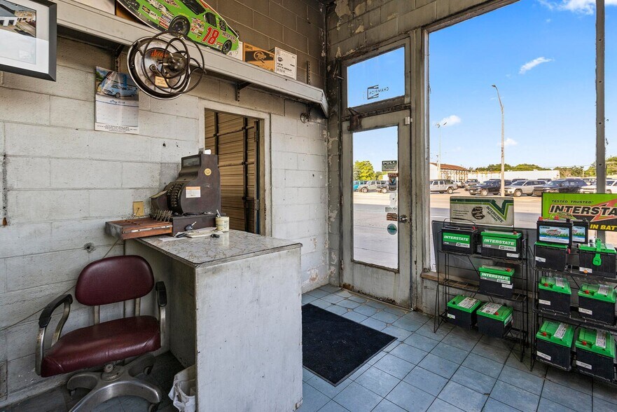 More Photos Of 249 S Wilson St, Vinita Auto Repair For Sale