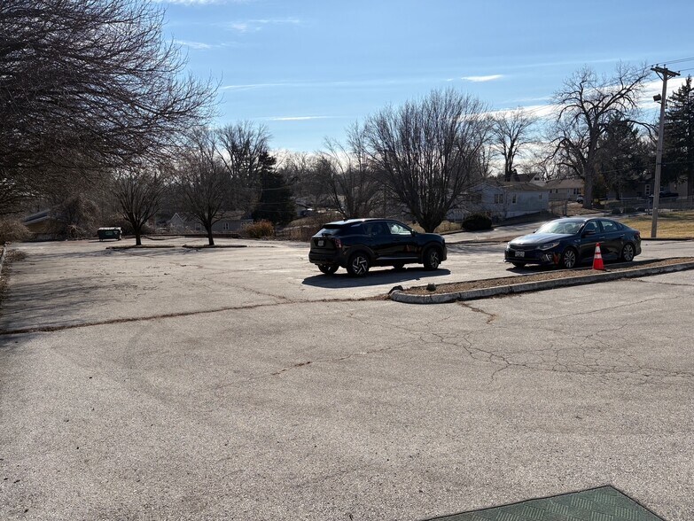 More Photos Of 10112 Royal Dr, Saint Louis Schools For Lease
