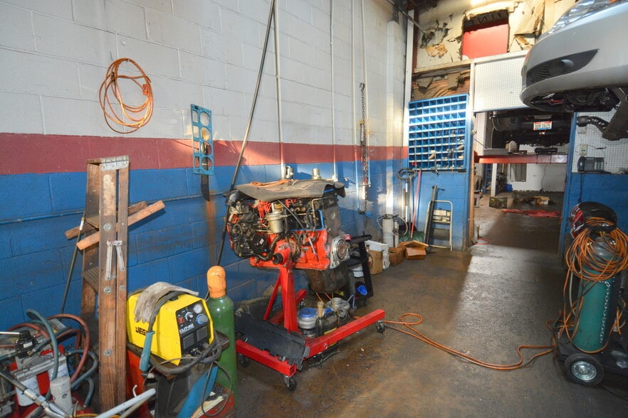 More Photos Of 2212 Wilmington Pike, Dayton Auto Repair For Sale