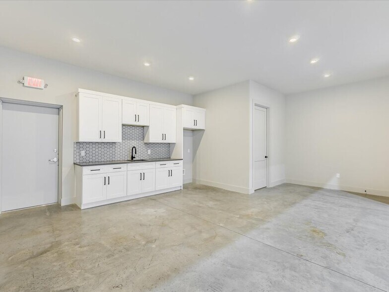 More Photos Of 15210 Fitzhugh Rd, Austin Light Distribution For Lease