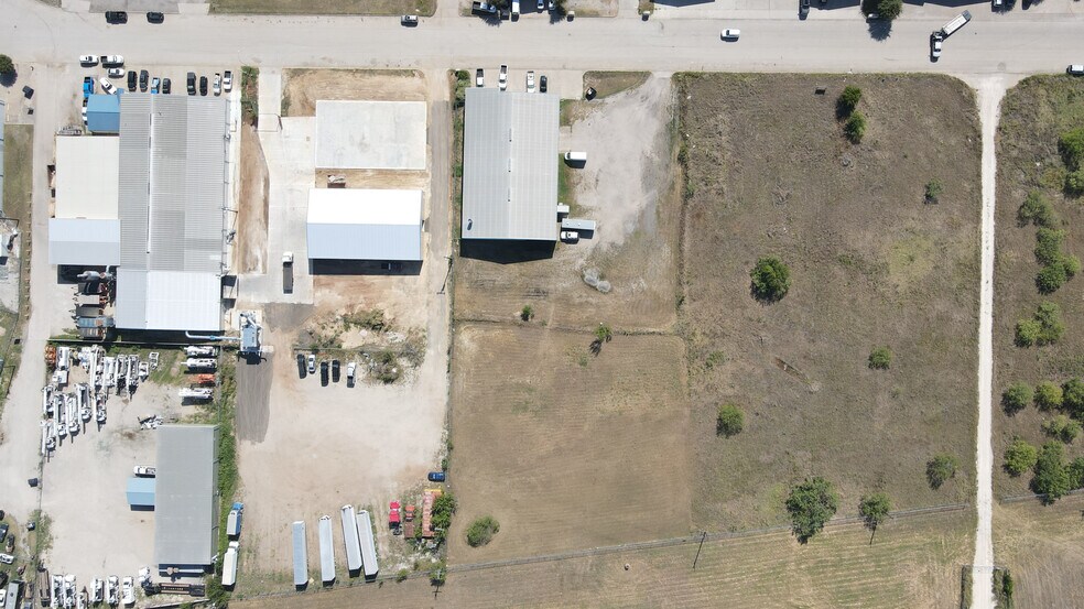 More Photos Of 328 Thomas Pl, Everman Manufacturing For Sale