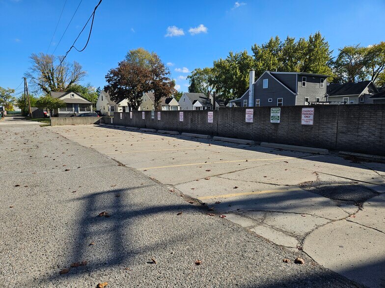 More Photos Of 3947 12 Mile Rd, Berkley Storefront Retail Residential For Lease