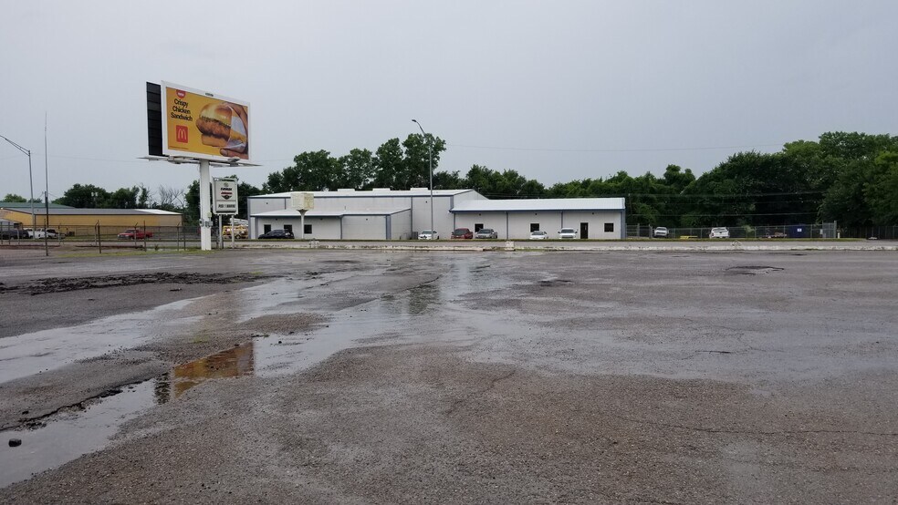 More Photos Of 1212 S Highway 81, Duncan Auto Dealership For Lease
