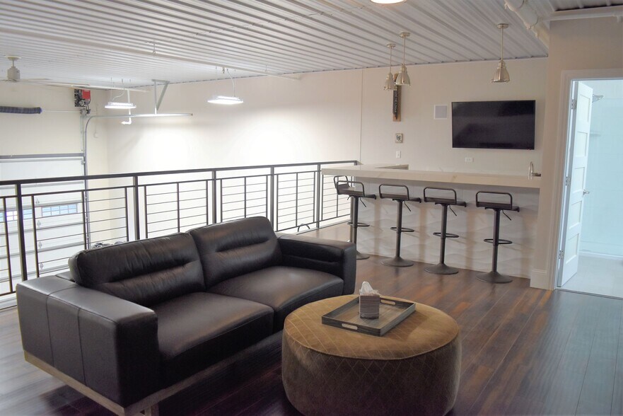 More Photos Of 2108-2260 Ferry Rd, Naperville Showroom For Sale