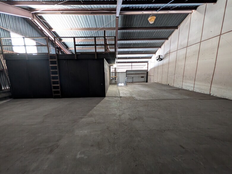 More Photos Of 192-212 Mohonua Pl, Honolulu Warehouse For Lease