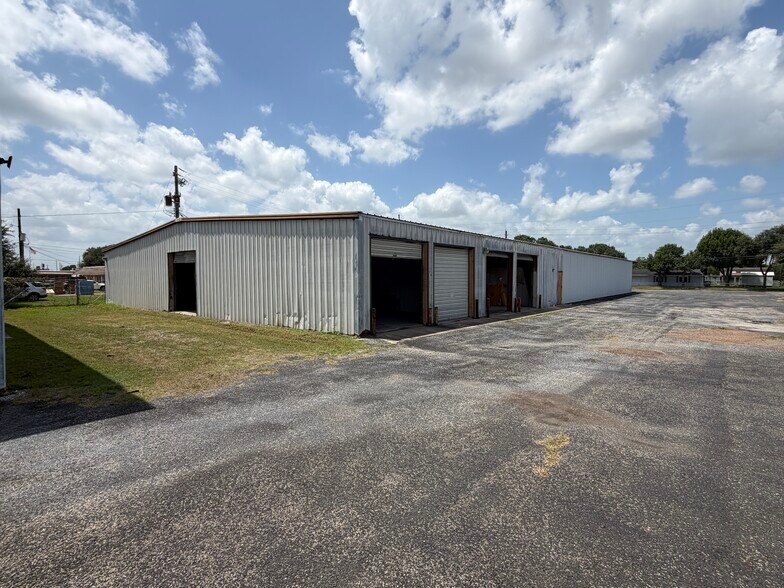 More Photos Of 803 E Mockingbird Ln, Victoria Industrial For Lease