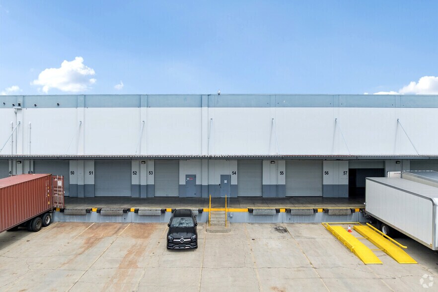 More Photos Of 500 W Warner Ave, Santa Ana Warehouse For Lease