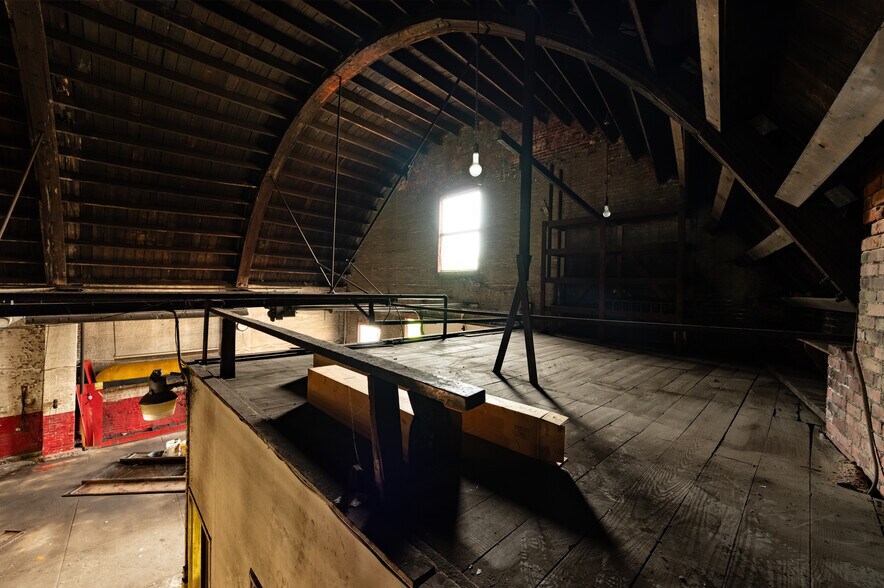 More Photos Of 15-17 Meade Ave, Pittsburgh Auto Repair For Sale