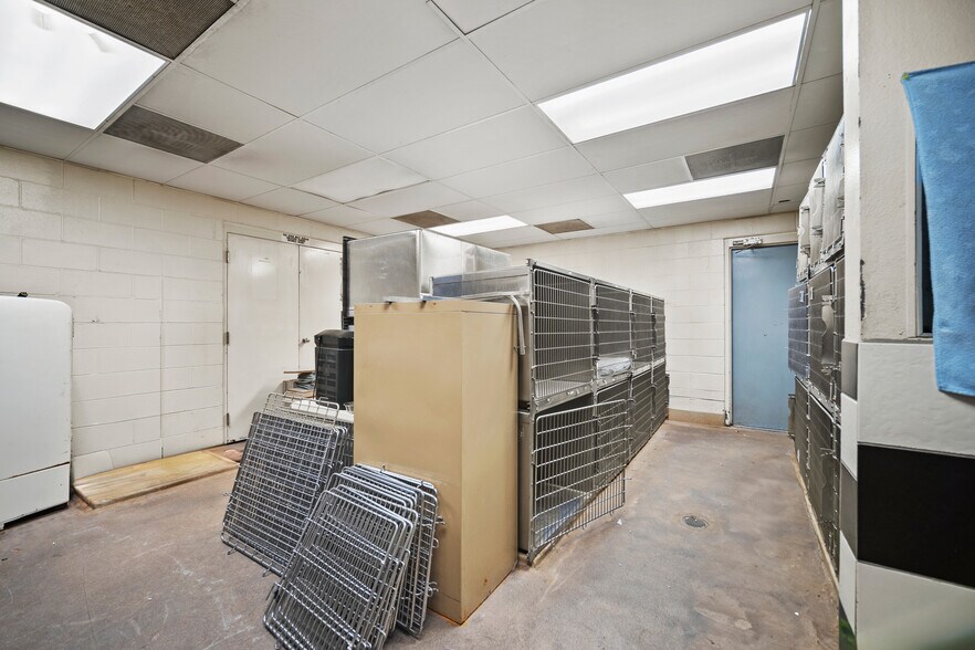 More Photos Of 5280 Edison Ave, Colorado Springs Veterinarian Kennel For Sale