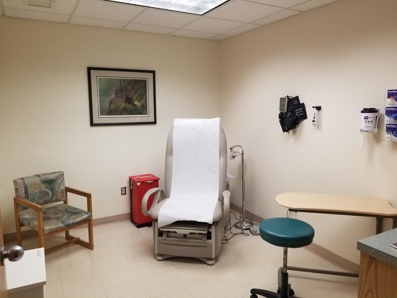 More Photos Of 420 Whitehall Rd, Muskegon Storefront Retail Office For Lease