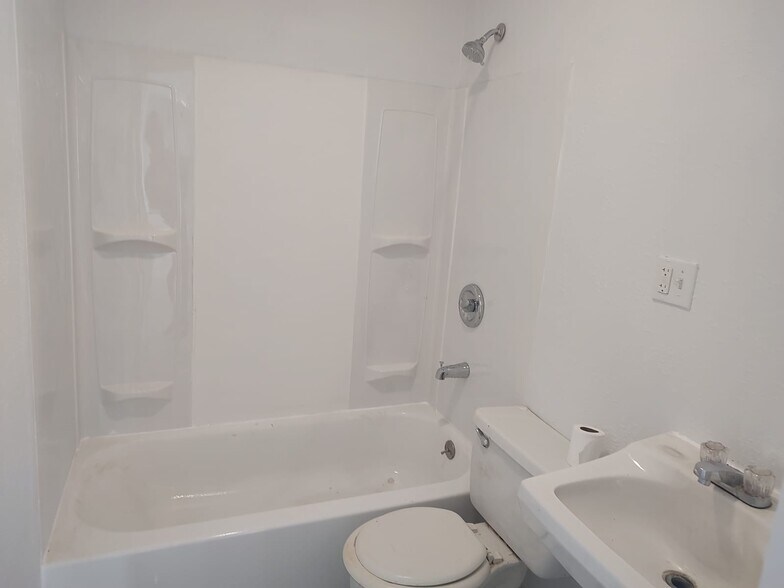 More Photos Of 1224 S Main St, Belen Freestanding For Lease