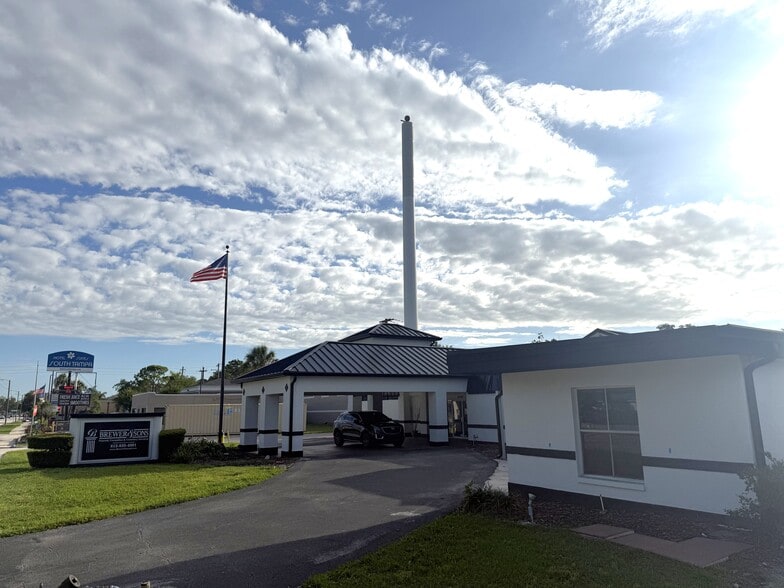 More Photos Of 3328 S Dale Mabry Hwy, Tampa Funeral Home For Sale