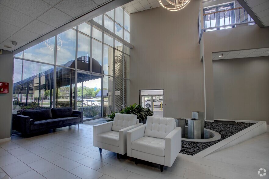 More Photos Of 2909 Hillcroft Ave, Houston Office For Sale