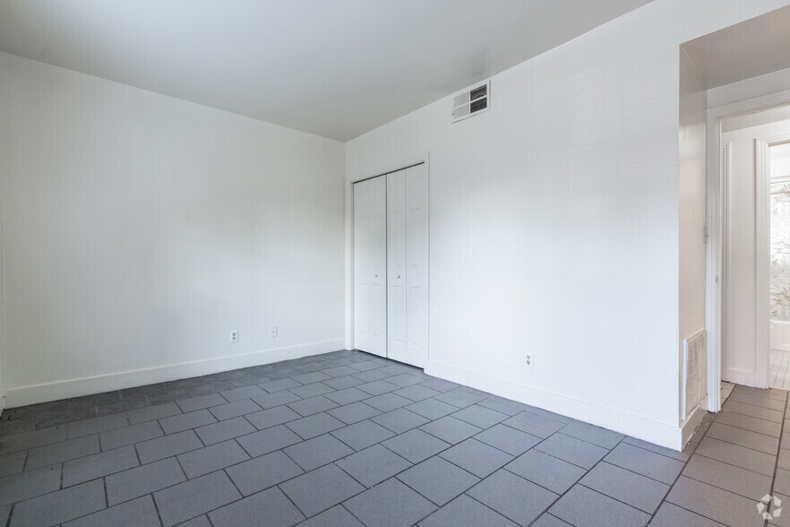 More Photos Of 4 College Ct, Louisville Multifamily For Sale