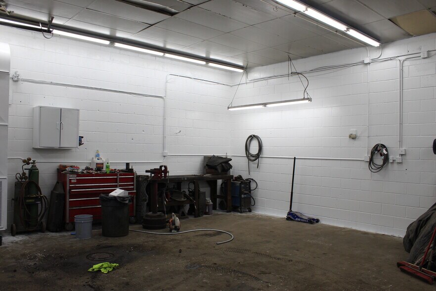 More Photos Of 541 W 90th St, Bloomington Showroom For Sale