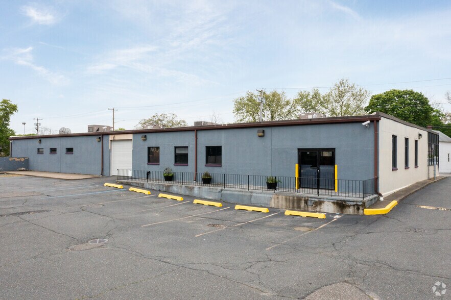 More Photos Of 207-209 Little East Neck Rd, West Babylon Storefront Retail Office For Sale