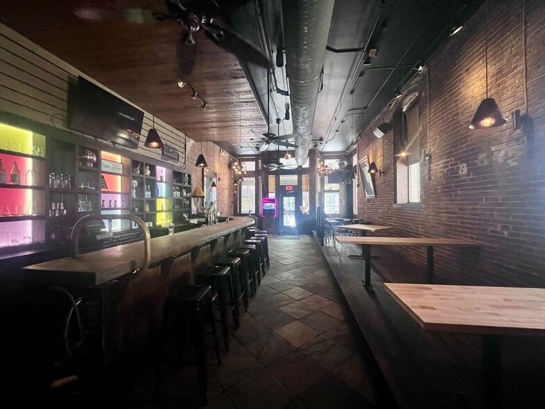 More Photos Of 95 S Main St, Memphis Storefront Retail Office For Lease