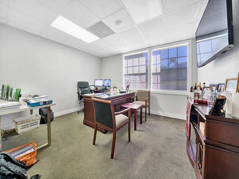 More Photos Of 2900 Bristol St, Costa Mesa Office For Sale