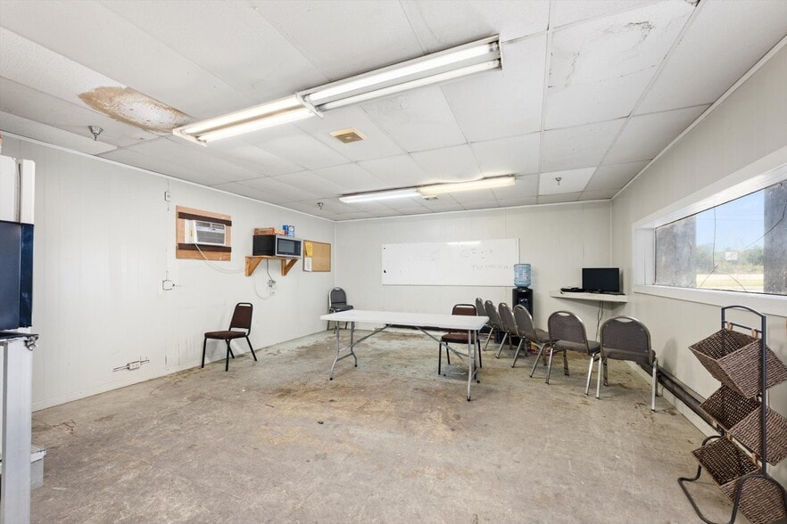More Photos Of 1515 E Main St, Yukon Freestanding For Sale