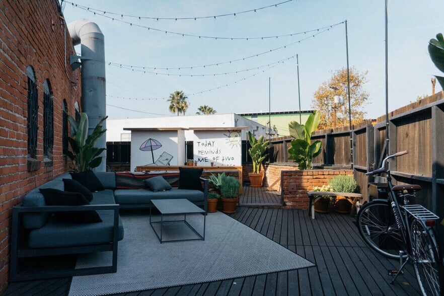 More Photos Of 826 Hampton Dr, Venice Office For Lease