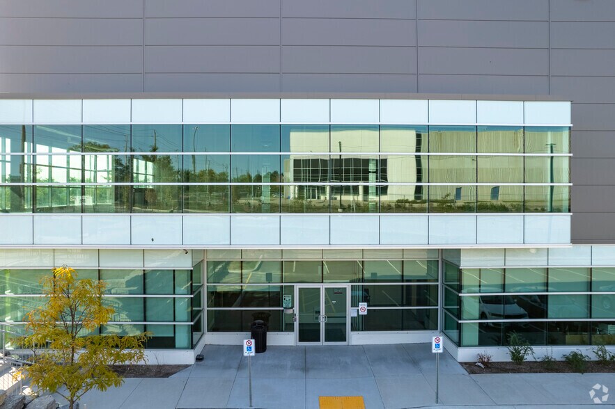 More Photos Of 40 Norelco Dr, Toronto Warehouse For Lease