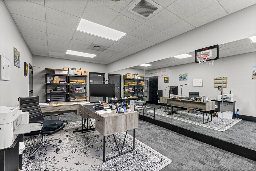 More Photos Of 15360 S Commerce Dr, Dearborn Office For Sale