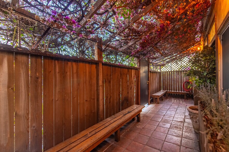 More Photos Of 10959 Venice Blvd, Los Angeles Flex For Sale