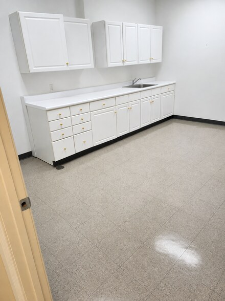 More Photos Of 900 W National Hwy, Washington Unknown For Lease